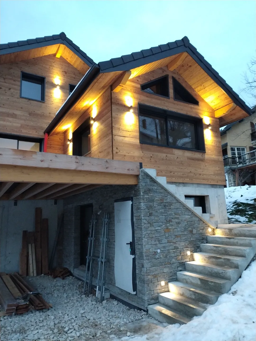 Éclairage extérieur pour une maison en bardage bois